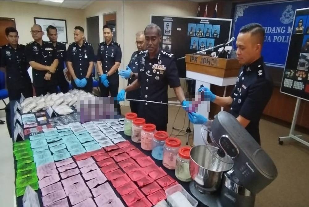 M Kumar menunjukkan salah satu botol minuman yang mengandungi dadah ketika sidang akhbar di Ibu Pejabat Polis Kontinjen Johor pada Rabu.