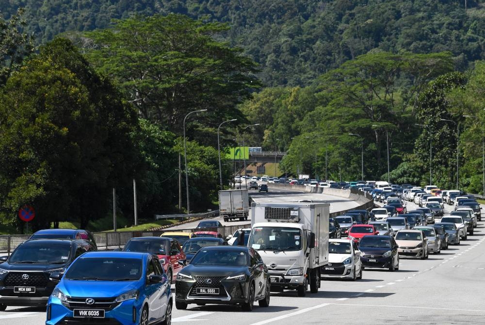 Keadaan aliran trafik sesak berikutan orang ramai mula pulang ke kampung halaman sempena sambutan Aidiladha pada Khamis. - Foto Bernama