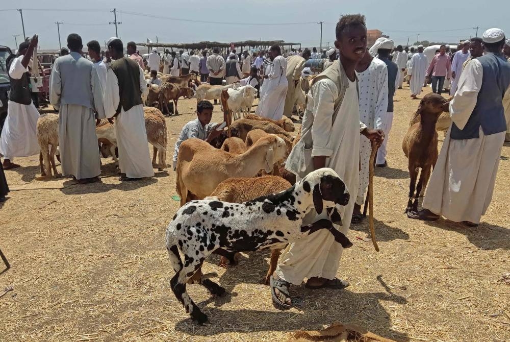 Pemimpin de facto Sudan mengumumkan gencatan senjata 'unilateral' pada Selasa, sempena sambutan Aidiladha. - Foto AFP