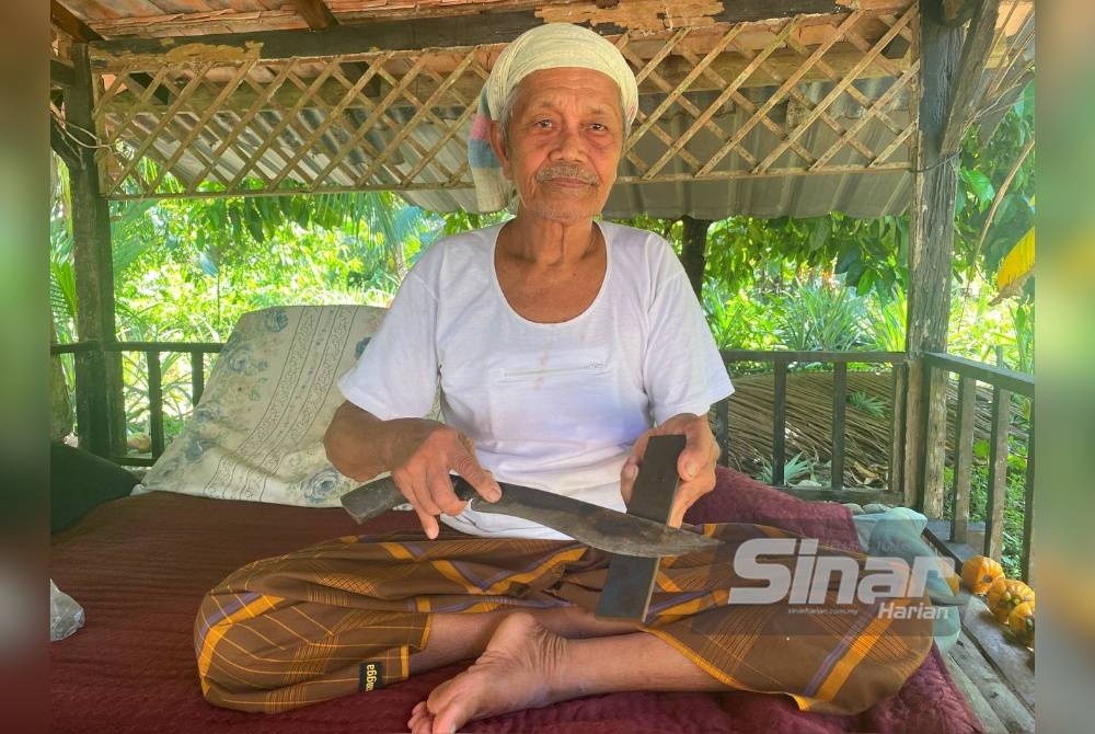 Abdul Rahman hanya menggunakan pisau yang sama sejak 30 tahun lalu untuk menyembelih haiwan korban.