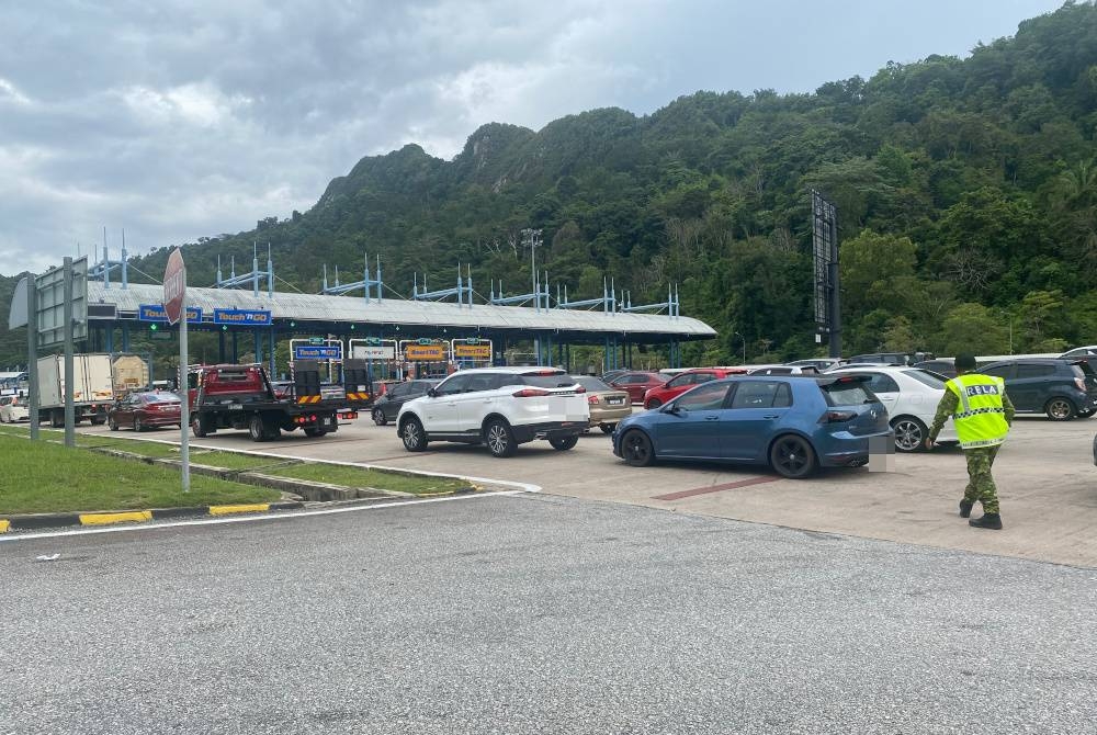 Aliran trafik perlahan dari Kuala Lumpur menuju ke Plaza Tol Gombak pada jam 6 petang Rabu.