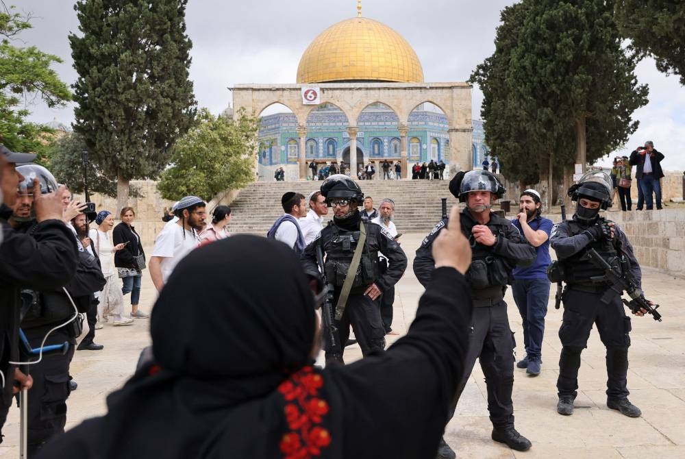 Laporan menyatakan bahawa pasukan Israel menahan sekurang-kurangnya 18 orang di Masjid Al-Aqsa. - Gambar Fail