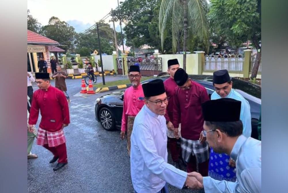 Anwar pada Rabu menyertai majlis takbir raya sempena Hari Raya Aidiladha di Masjid Taman Rakan, Sungai Long, Kajang. - Foto Bernama