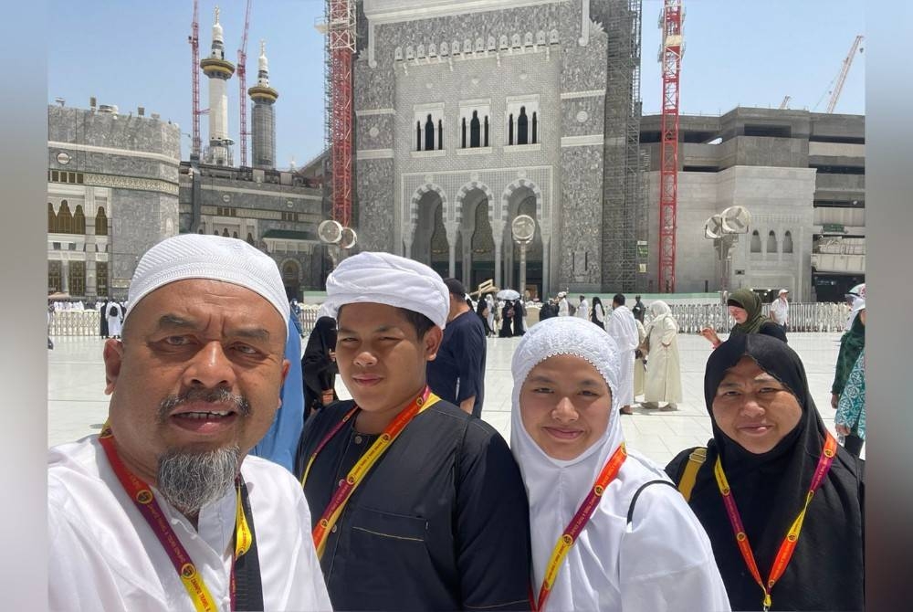 Faridah Mohd Yusop bersama anak-anaknya menunaikan haji.