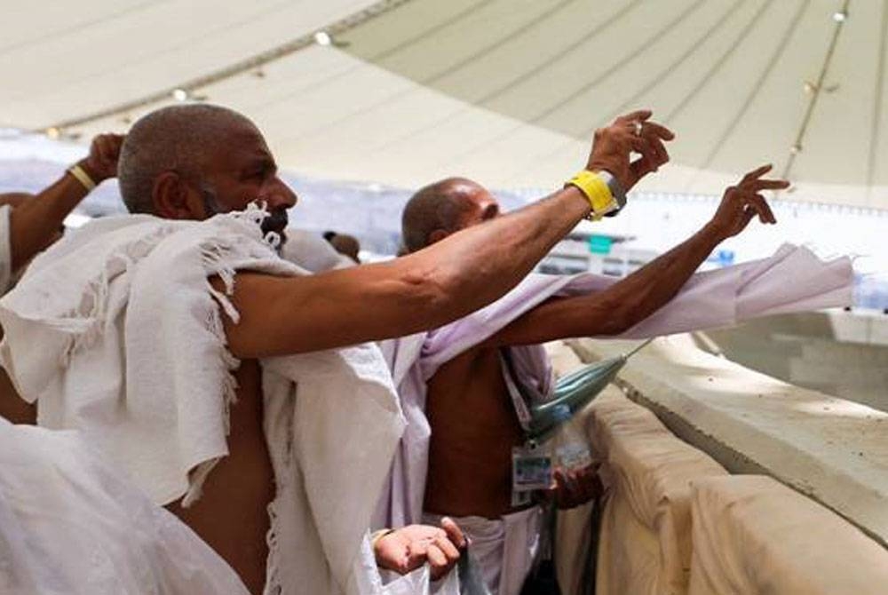 Sejak subuh di Mina, ratusan ribu jemaah haji mula melontar batu ke arah tiga tiang, sebelum bergerak ke Mekah untuk tawaf terakhir. - Foto Reuters