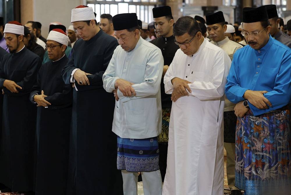 Anwar ketika menunaikan solat sunat Aidiladha di Masjid Putra hari ini. - Foto Bernama