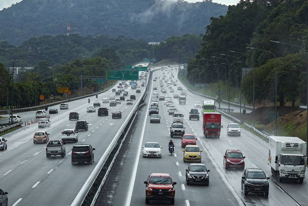 Aliran trafik di beberapa lebuh raya utama menghala keluar dari Lembah Klang lancar setakat pukul 8.30 pagi ini. - Gambar hiasan