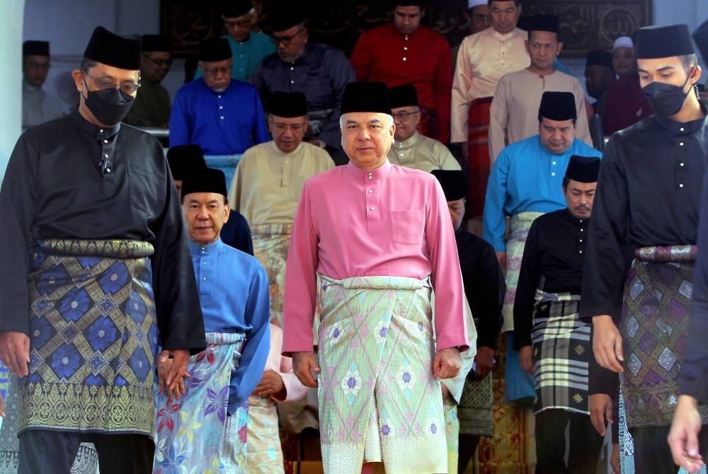 Sultan Perak, Sultan Nazrin Shah (tengah) berkenan berangkat menunaikan Solat Sunat Aidiladha di Masjid Sultan Azlan Shah Ipoh hari ini. - Foto Bernama