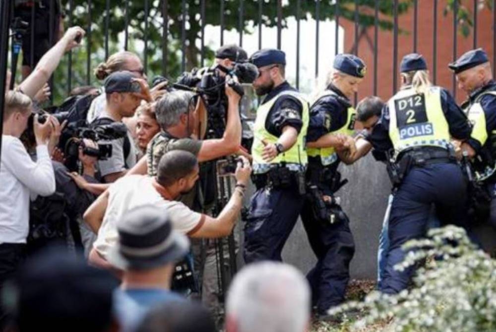 Kementerian Luar Arab Saudi mengecam dan mengutuk dengan sekeras-kerasnya tindakan seorang ekstremis membakar naskhah kitab suci al-Quran di luar sebuah masjid di Stockholm, Sweden pada Rabu. - Foto REUTERS