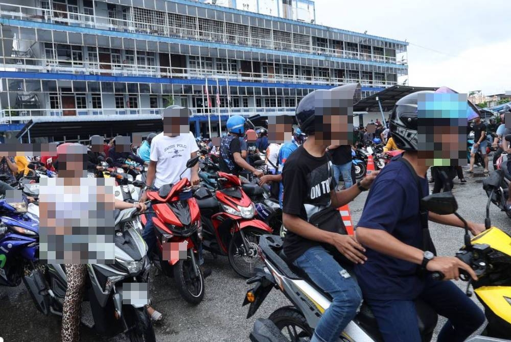 Sebahagian remaja yang ditahan dalam Op Samseng Jalanan di Jalan Pegawai, Alor Setar awal pagi Khamis.