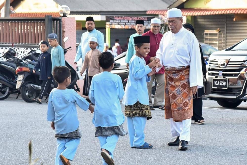 Mohamad teruja dan seronok kerana kehadirannya disambut oleh anak-anak kecil ketika mahu menunaikan solat sunat Aidiladha di Masjid An Naim, Jalan Kebun. - Foto FB Mohamad Sabu