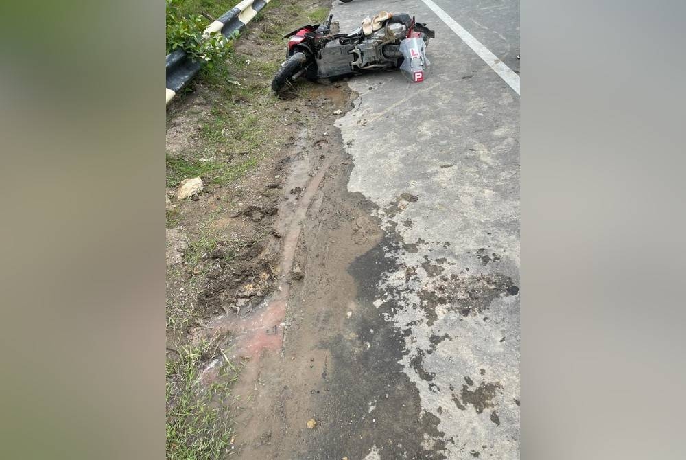 Keadaan motosikal mangsa selepas terlibat dalam kemalangan di Jalan Bukit Besar Labuan.