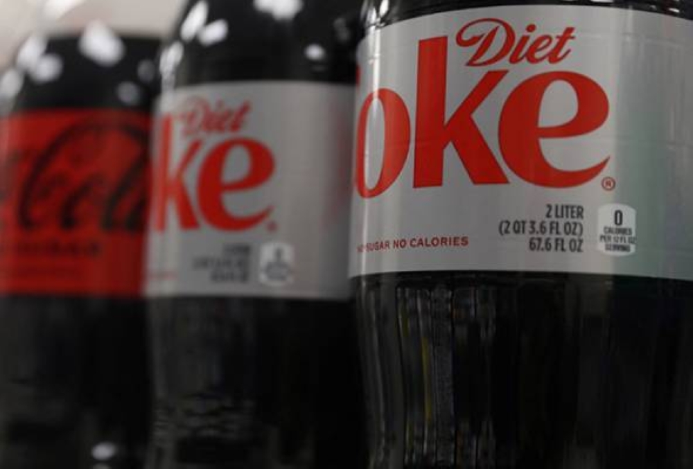 Pemanis Aspartame yang sering digunakan dalam produk minuman seperti Diet Coke akan diisytiharkan sebagai karsinogenik. - Foto Reuters/Shannon Stapleton