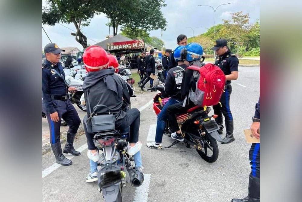 Antara penunggang motosikal diperiksa menerusi operasi khas motosikal yang dijalankan di empat lokasi utama sekitar Selangor pada Khamis.