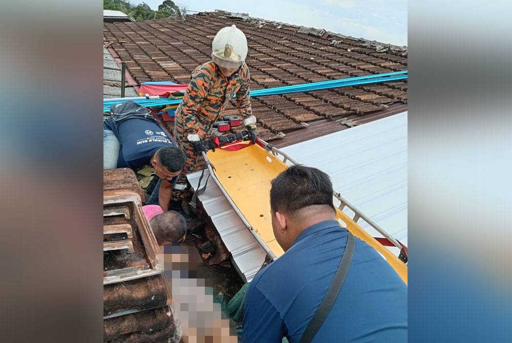 Anggota bomba cuba menurunkan mayat lelaki berkenaan pada Khamis. - Foto BBP Segamat