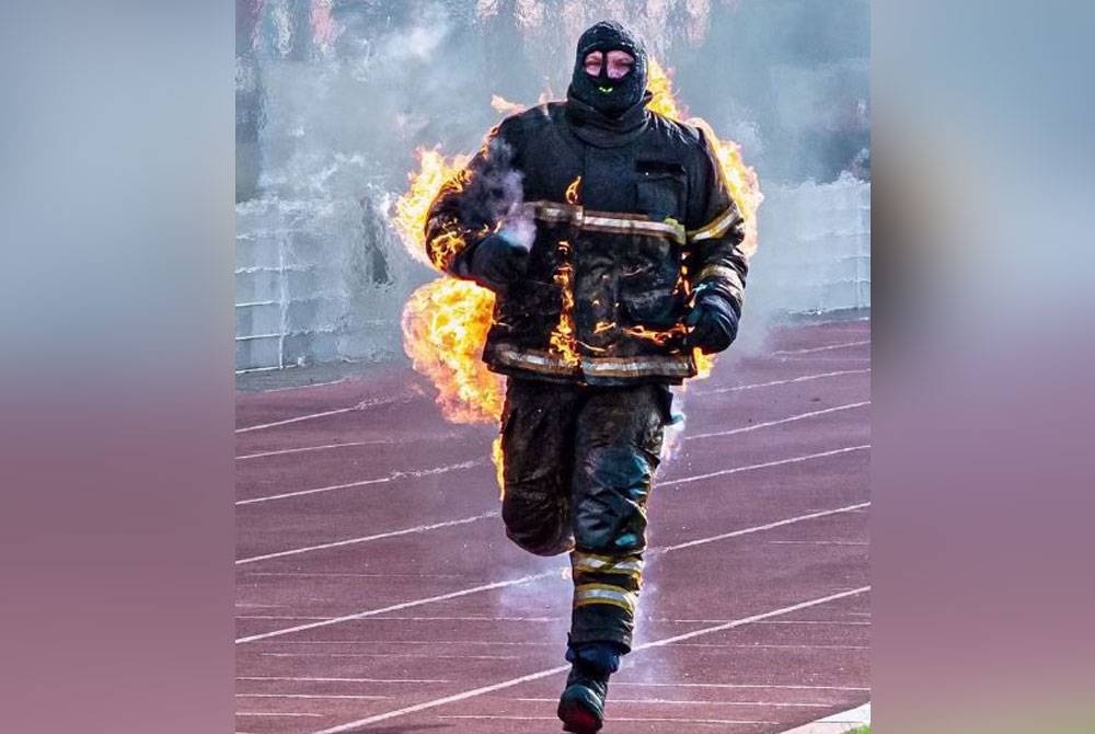 Jonathan Vero, memakai sut pelindung dan dibakar di atas trek di Haubourdin bagi memecah rekod larian terbakar seluruh badan jarak jauh tanpa oksigen. - Foto Facebook Guinness World Records