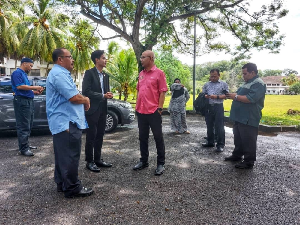 Mohd Foad (kiri) mengadakan lawatan ke tapak pembinaan istana kucing untuk menempatkan kucing yang berkeliaran di kampus.