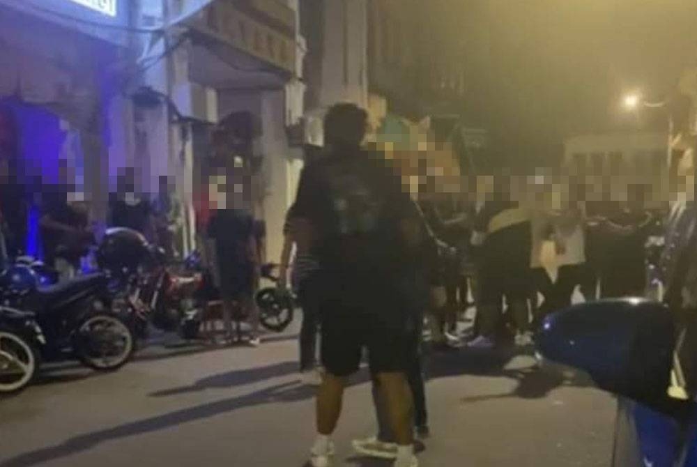 Tangkap layar video pergaduhan sekumpulan lelaki di luar sebuah pusat hiburan di Georgetown pada Khamis.