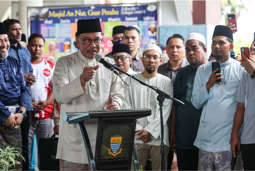 Anwar menyampaikan ucapan pada majlis kenduri korban dan solat Jumaat di Masjid Jamek Annur, Kampung Guar Perahu pada Jumaat. - Foto Bernama