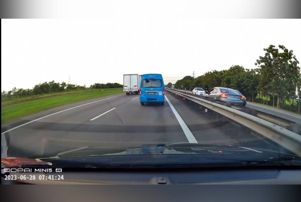 Tangkap layar video kamera papan pemuka yang memaparkan tindakan pemandu warga emas melawan arus dari Plaza Tol Sungai Dua sehingga KM126.3 Lebuhraya Utara Selatan (arah selatan), pada Rabu.