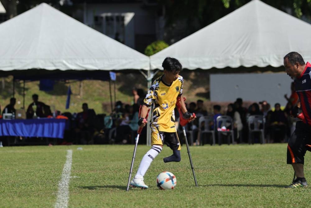 Aksi Wan Arif Ferdaus ketika mewakili negeri Perak dalam Kejohanan Bola Sepak Kudung Malaysia baru-baru ini. - Foto ihsan Wan Arif Ferdaus