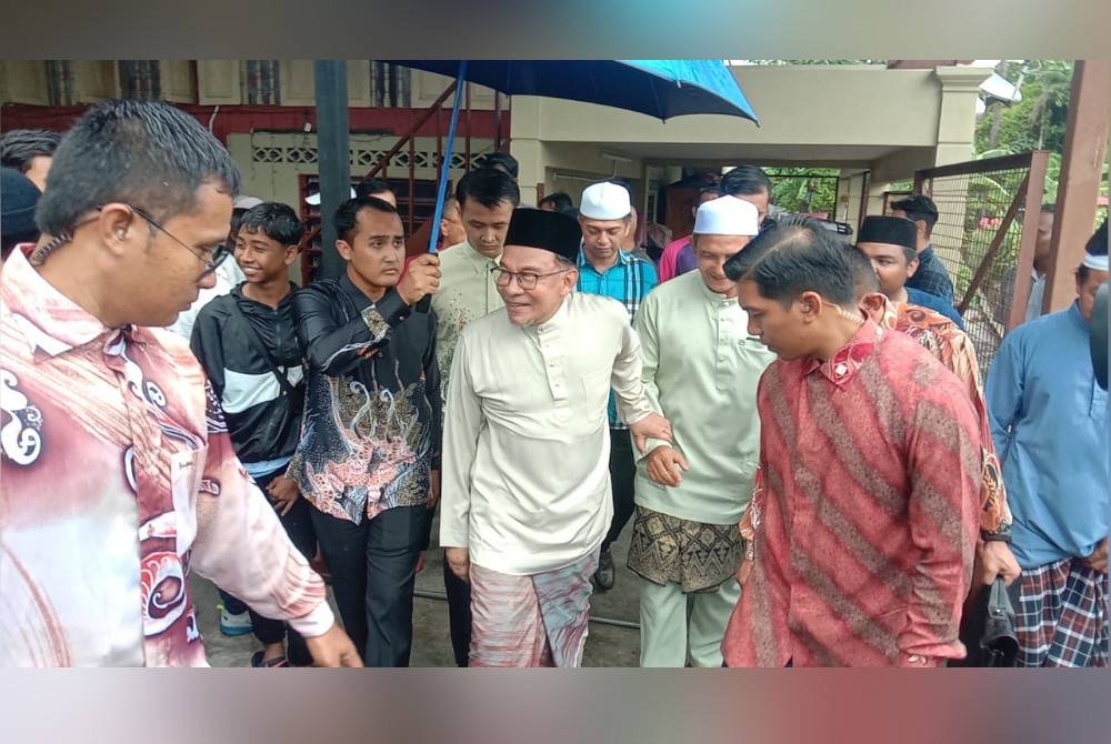 Anwar ketika hadir ke majlis kurban perdana Madani du Masjid Jamek Al-Qadri, Sama Gagah pada Jumaat.