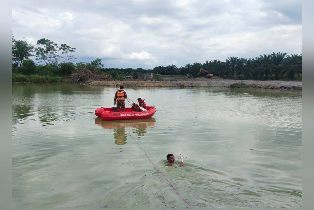 Pasukan bomba menjalankan operasi bagi mengesan seorang lelaki yang dikhuatiri lemas ketika menjalan ikan di Bidor pada Jumaat. Foto: ihsan Bomba Perak