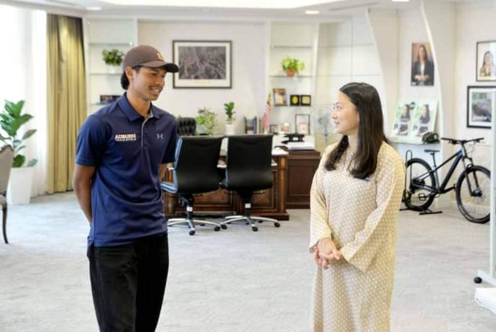 Azeem (kiri) mengadakan pertemuan dengan Hannah di Putrajaya baru-baru ini. Foto: FB Hannah Yeoh