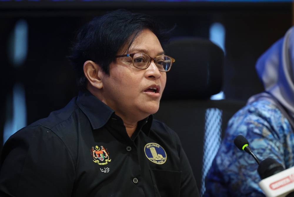 Azalina bercakap pada sidang media Kes Malaysia - Sulu ketika di Pusat Timbang Tara Antarabangsa Asia hari ini. - Foto Bernama