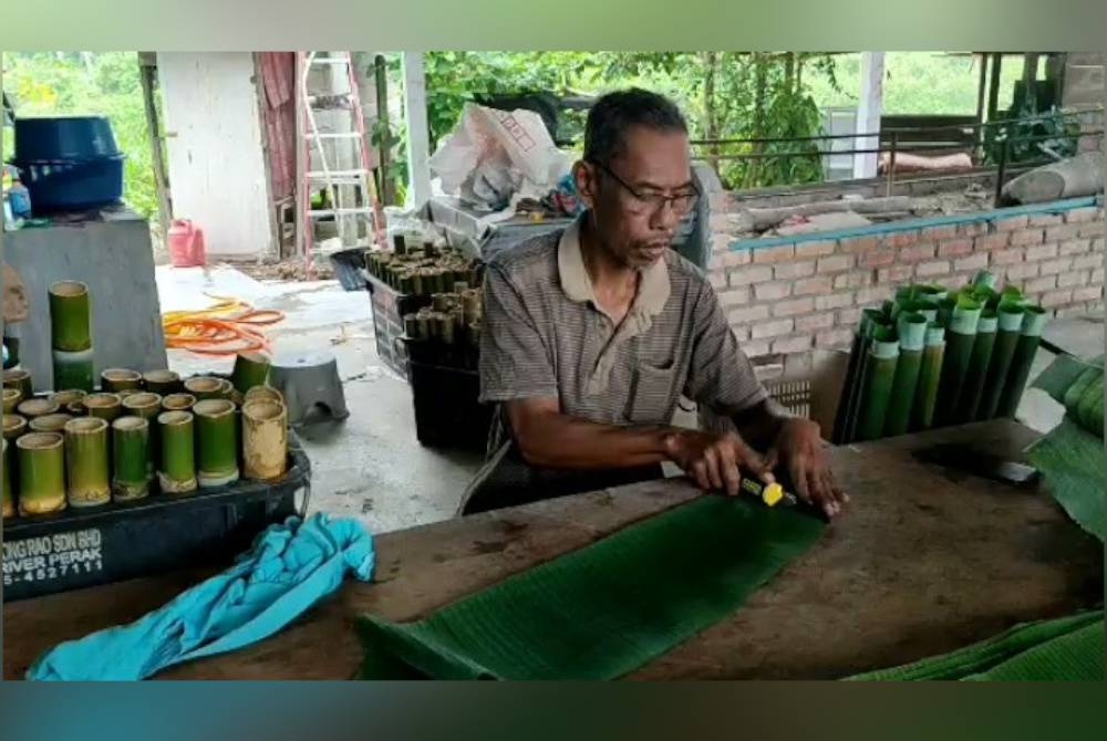 Nor Azmi menjual lemang pada harga RM12 hingga RM14.