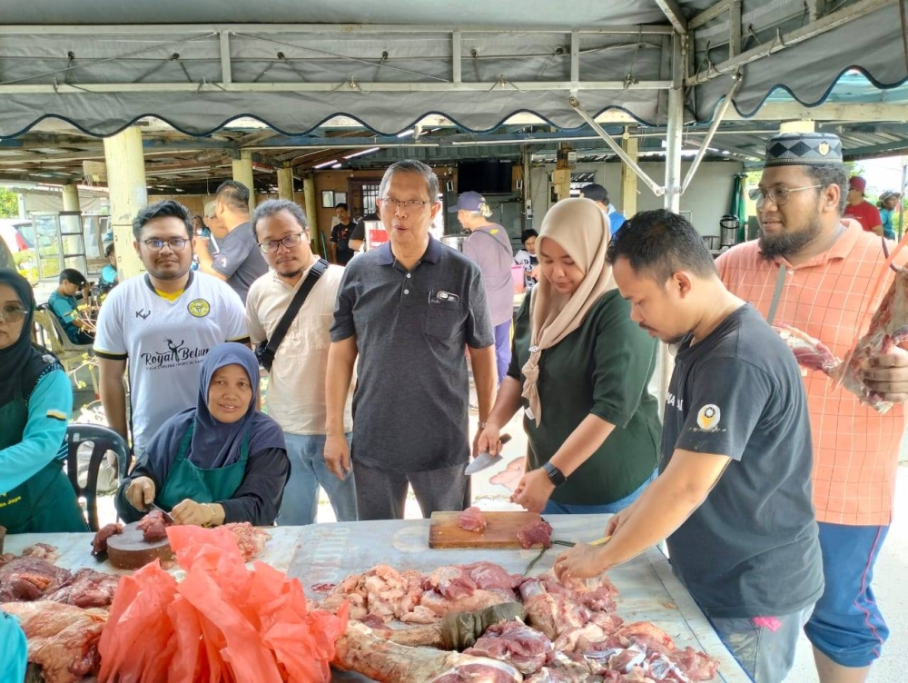 Mohammad Nizar (berdiri, tengah) bersama-sama sebahagian petugas terdiri daripada pengamal media sempena program Korban Perdana Persatuan Penduduk Taman Lapangan Jaya Bersama ADUN Sungai Rapat, di Taman Lapangan Jaya, Ipoh pada Sabtu.