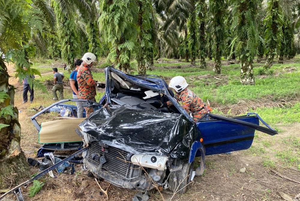 Keadaan kereta yang remuk akibat kemalangan di KM 70.5 Jalan Johor Bahru-Mersing pada Sabtu. - Foto ihsan BBP Kota Tinggi