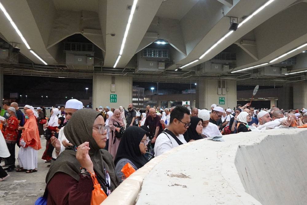 Jemaah haji melontar di Jamarat.