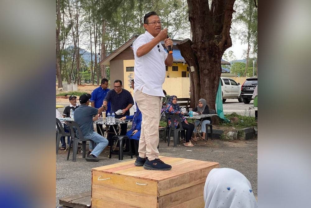 Ahmad Shabery ketika berucap dalam program Jelajah Atas Tong yang dianjurkan oleh Perhubungan UMNO DUN Kemasik di Pantai Kuala Kertih, Kemaman pada 23 Jun lalu.