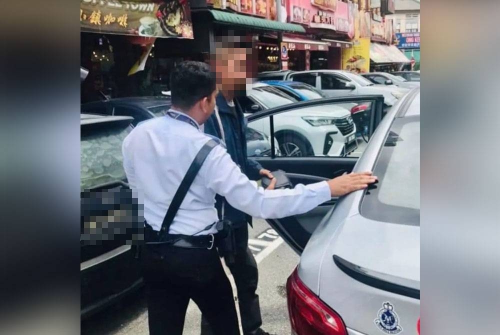 Polis menahan lelaki yang menjadi ulat parkir dalam operasi khas yang dijalankan sekitar bandar raya Ipoh. - Foto: Ihsan PDRM