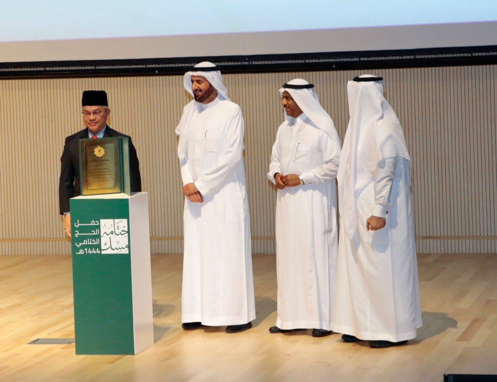 Dr Tawfiq Fawzan (dua dari kiri) menyampaikan anugerah kepada Mohd Na&#039;im (kiri) pada Jumaat.