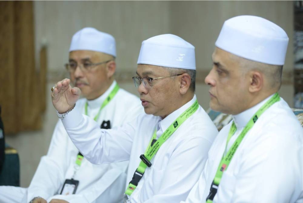 Mohd Na&#039;im (tengah) bercakap pada sidang media di Ibu Pejabat TH di Abraj Al Janadriyah pada Sabtu.Turut hadir Azman (kiri) dan Syed Hamadah.