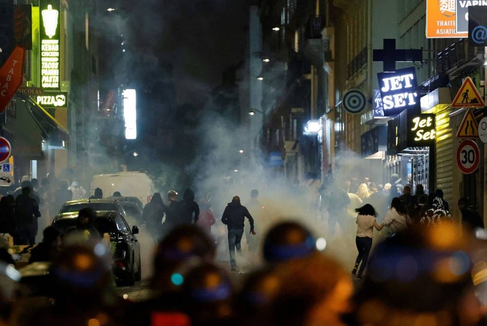 Penunjuk perasaan dan pihak polis bertempur di Paris. - Foto AFP