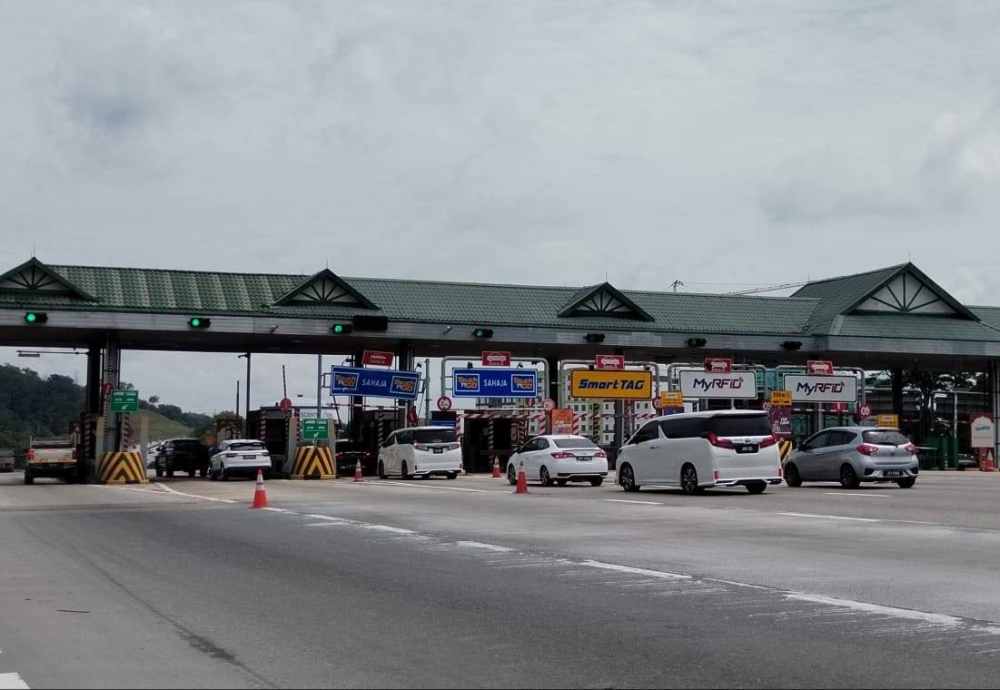 Kenderaan bertambah tetapi aliran trafik lancar arah utara di Plaza Tol Skudai.