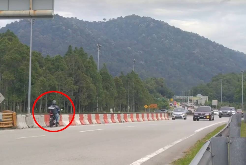 Motosikal ditunggang seorang lelaki dirakam melawan arus di Lebuh raya PLUS arah selatan berhampiran Plaza Tol Ipoh Utara, Ipoh pada Ahad.