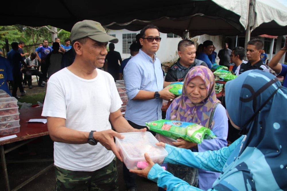 Fisol (kiri) menghadiri Program Ibadah Korban Ibu Pejabat Polis Kontinjen Kedah di Surau Perumahan Polis Taman Derga Jaya, Alor Setar pada Ahad.