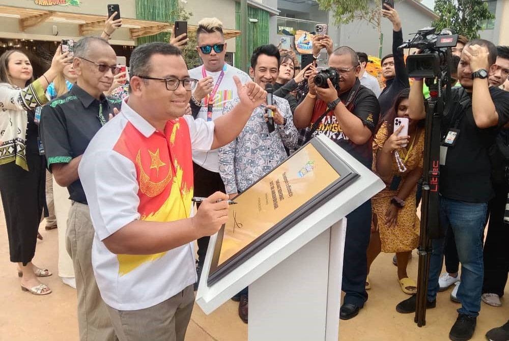 Amirudin ditemui pemberita selepas menyempurnakan Majlis Pelancaran Taman Tema Air Splash Mania di Gamuda Cove pada Ahad.