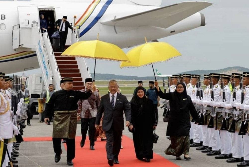 Seri Paduka berdua dan delegasi tiba di Kompleks Bunga Raya, Lapangan Terbang Antarabangsa Kuala Lumpur (KLIA) di sini pada 1.10 tengah hari Ahad. - Foto Bernama