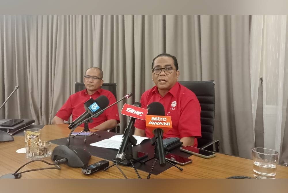 Mohamed Khaled pada sidang akhbar selepas Mesyuarat Perhubungan UMNO di Ibu Pejabat UMNO Johor.