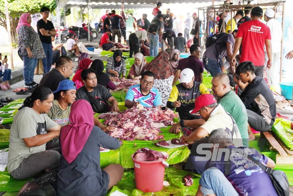 Suasana sempena program Rewang Ibadah Korban@Karangkraf pada Ahad. - FOTO ROSLI TALIB