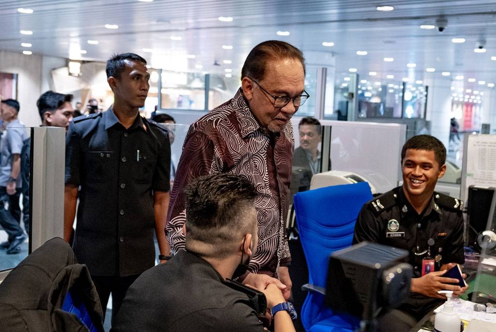 Anwar ketika melakukan tinjauan di Imigresen KLIA pada Ahad. - Foto Afiq Hambali/Pejabat Perdana Menteri