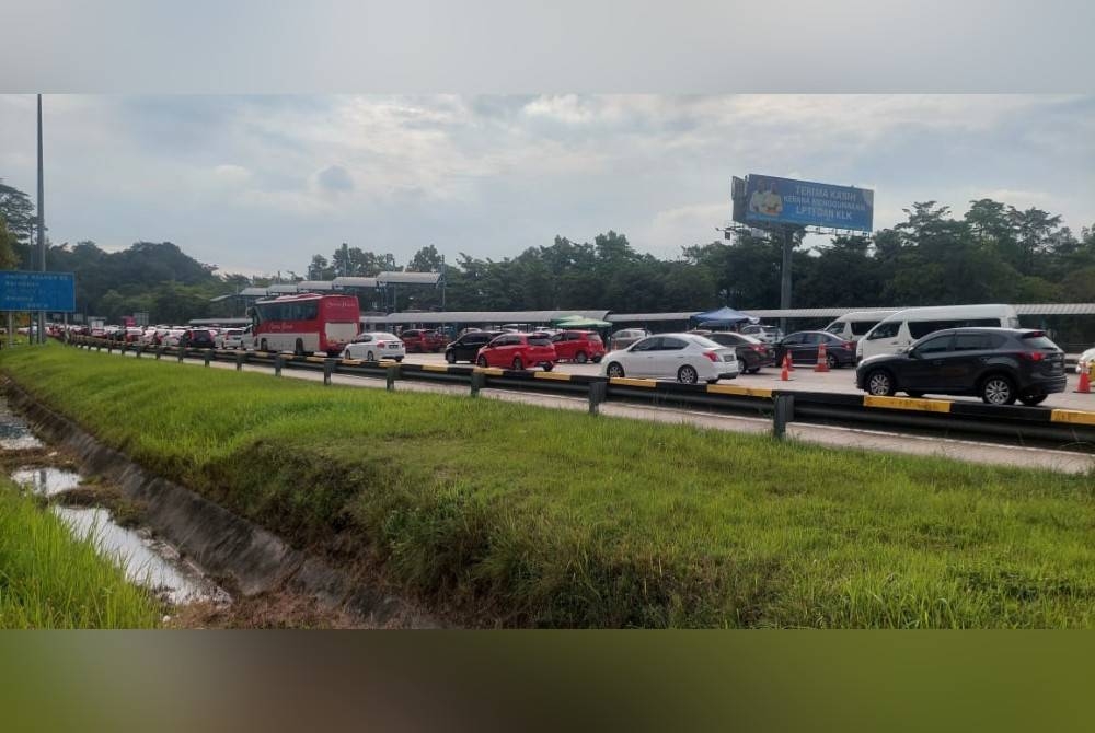 Aliran trafik sesak dari arah Pantai Timur menuju ke Gombak berikutan orang ramai mula pulang ke kota selepas menyambut Hari Raya Aidiladha.