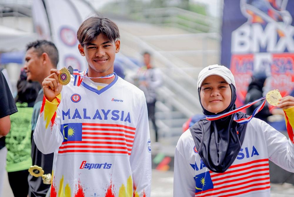 Amer dan Eddyna masing-masing menjuarai kategori elit lelaki dan wanita Kejohanan BMX Kebangsaan 2023 di Arena BMX Nasional, Nilai, Negeri Sembilan pada Ahad. - Foto Siblingphotography99