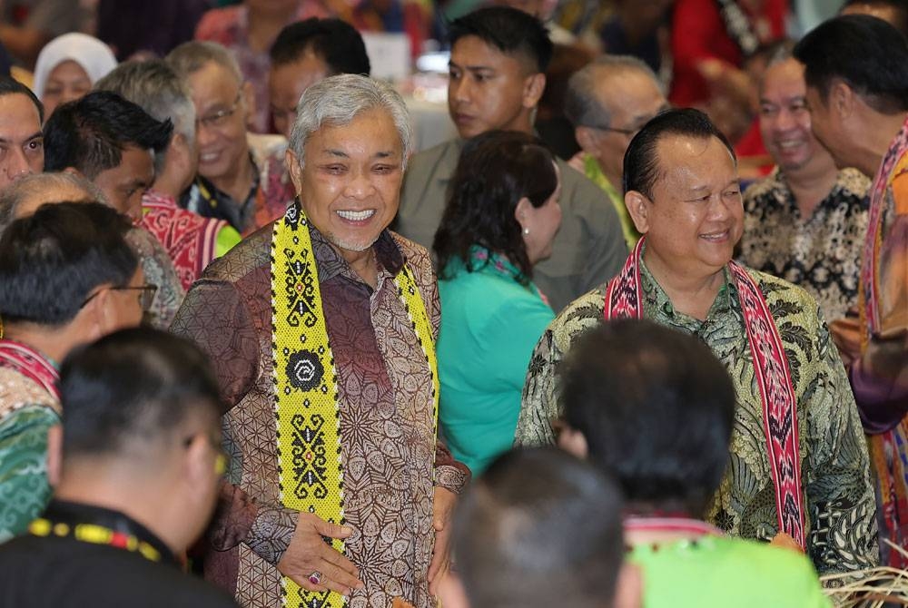 Timbalan Perdana Menteri Datuk Seri Dr Ahmad Zahid Hamidi ketika menghadiri Majlis Merarau Ngiling Tikai di Dewan Suarah Sri Aman pada Ahad. - Foto Bernama.