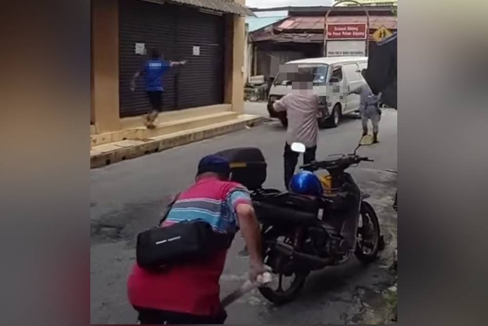 Rakaman video tular memaparkan sebuah van melarikan diri di Pasar Pekan Ampang, di sini, pada Sabtu.